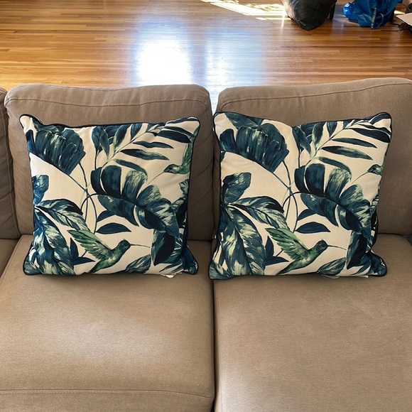 Envogue Accents Envogue Hummingbird Leaf Outdoor Pillows Set Of 2